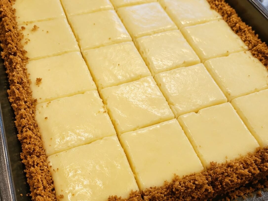 Low-Carb Velvety Lemon Bars with Almond Crust