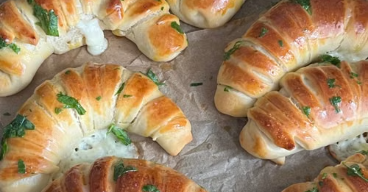 Low-Carb Cheesy Spinach Stuffed Crescents – Keto-Friendly Snack